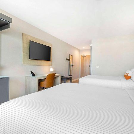 Cambria Hotel Burbank Airport Bagian luar foto