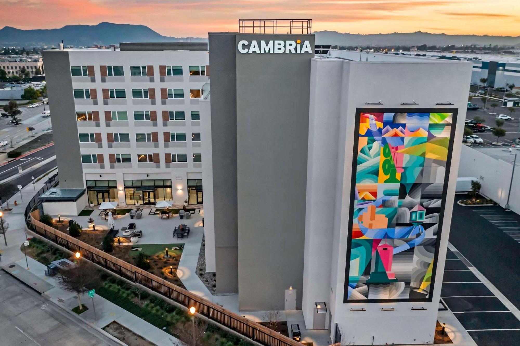 Cambria Hotel Burbank Airport Bagian luar foto