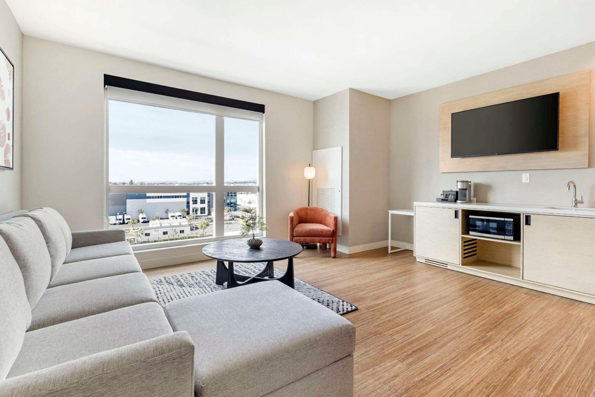 Cambria Hotel Burbank Airport Bagian luar foto