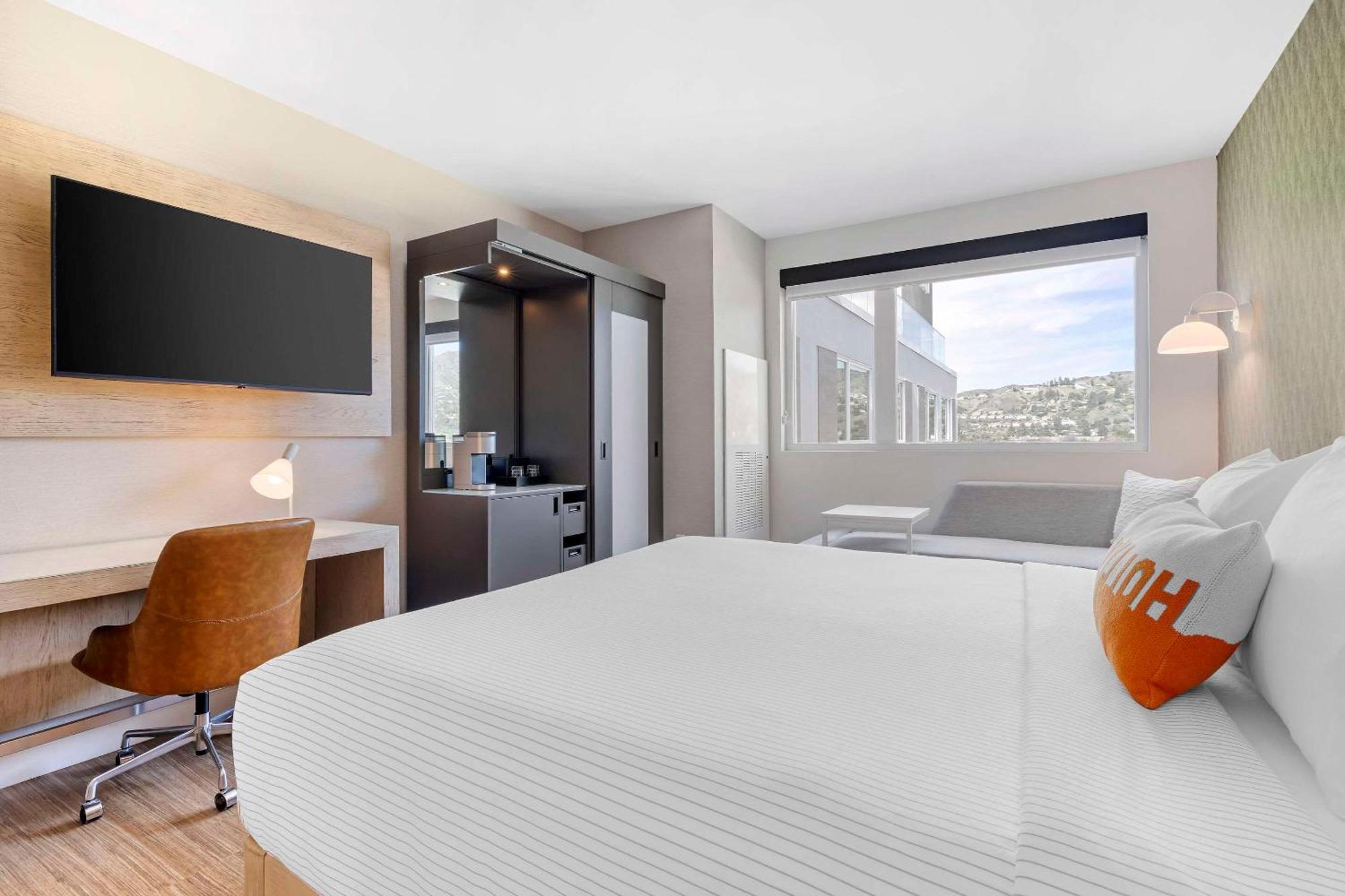 Cambria Hotel Burbank Airport Bagian luar foto