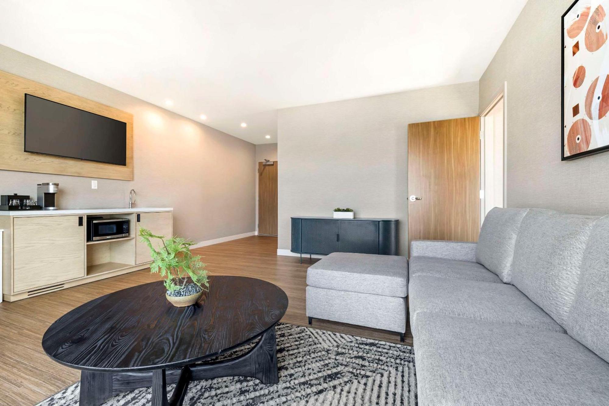 Cambria Hotel Burbank Airport Bagian luar foto