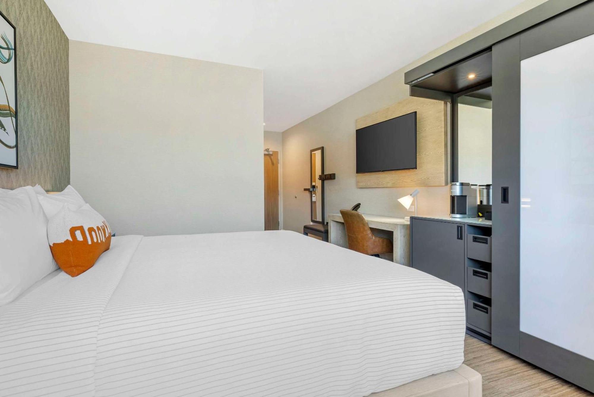 Cambria Hotel Burbank Airport Bagian luar foto